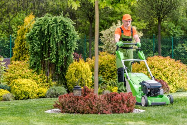 Cost of Yard Service in Topeka